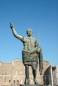 铜像的皇帝凯撒奥古斯都上的通过 dei 法院地因佩里亚