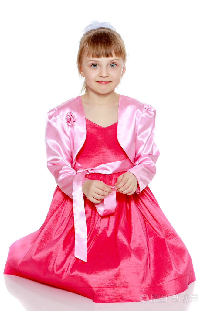 穿红衣服的金发小姑娘