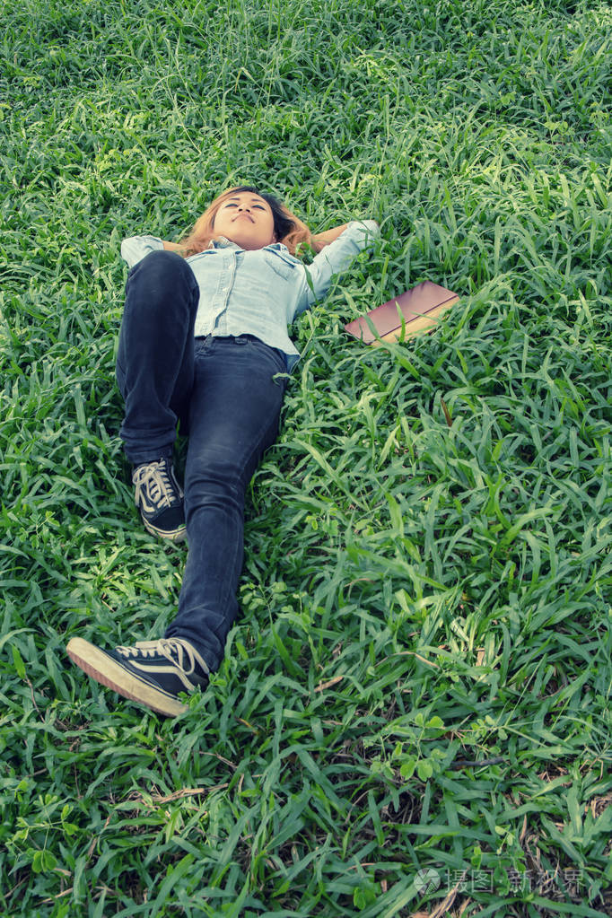 一个人躺在草地上图片图片