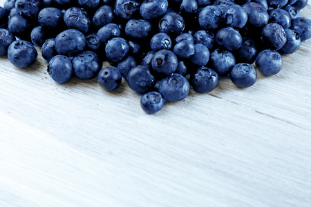 木制的桌子上的新鲜蓝莓关闭