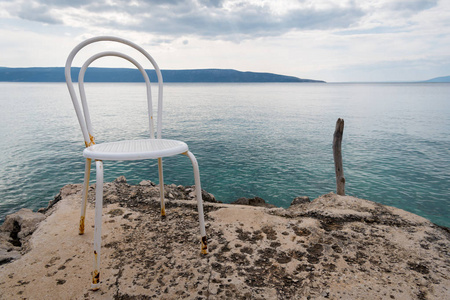 白色空的椅子在海滩在克罗地亚图片