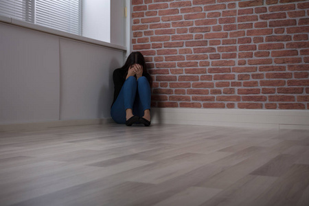 休闲角落坐在角落里的女人照片