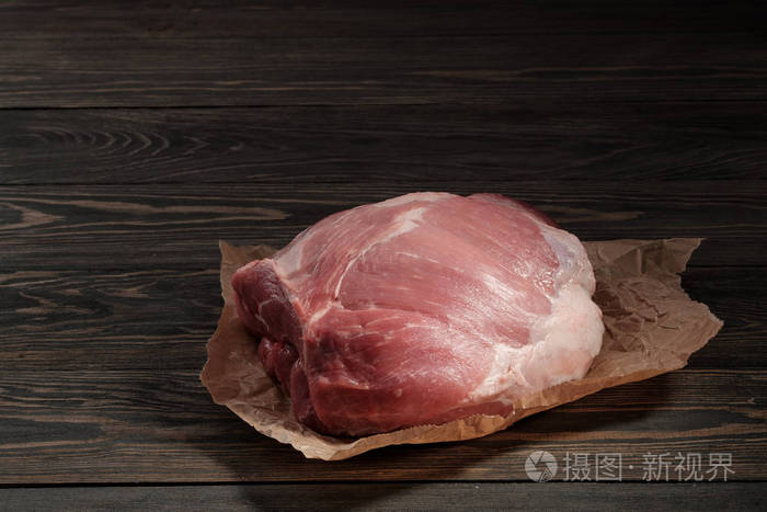 深色背景纸上的猪肉里脊肉