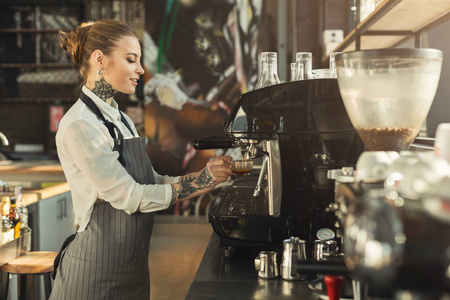 专业咖啡机制作咖啡的纹身咖啡师