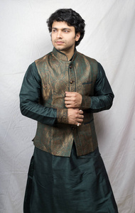 年轻的印度男性模型在艺术绿色宽松衬衫