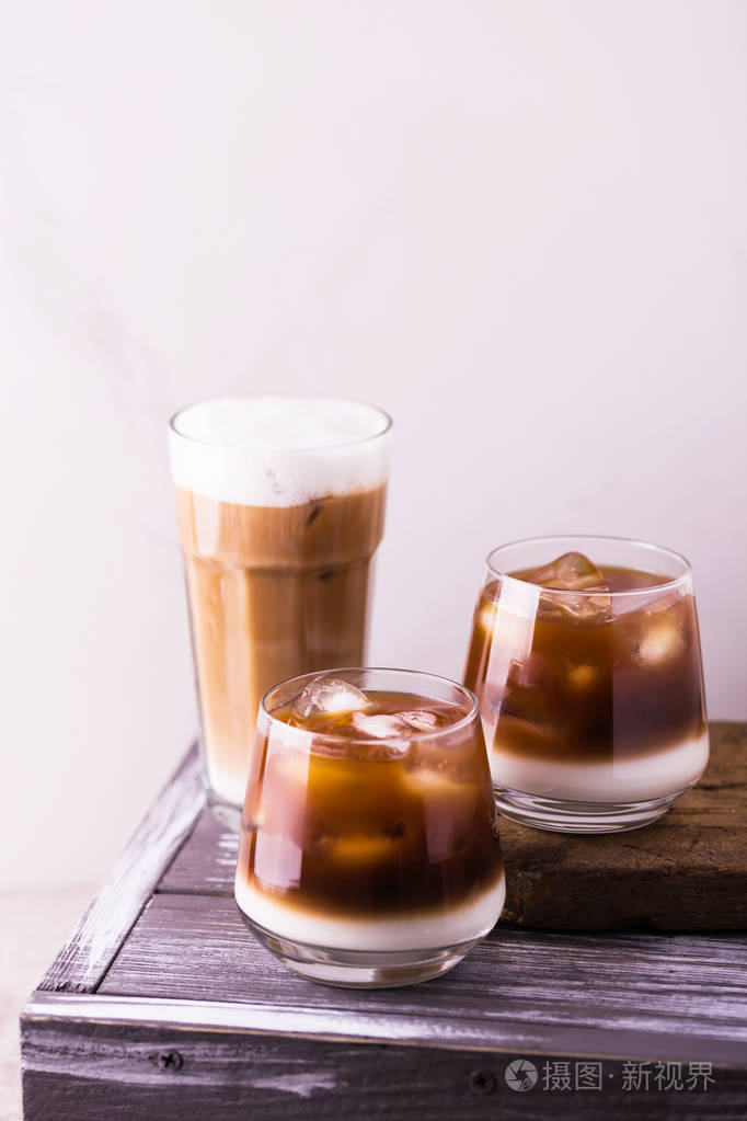 在杯子里加牛奶的冰咖啡黑色背景