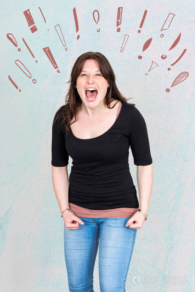 尖叫的妇女给发泄由感叹号画标志