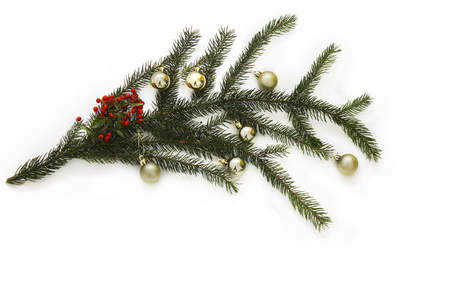 圣诞贺卡设计框架元素。圣诞树枝和圣诞玩具孤立在白色背景上的装饰品。新的一年卡帧