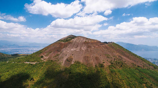 风景优美的维苏威火山从空中观