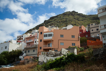 在特内里费岛的美丽的山村圣德。加那利群岛多彩多姿的建筑