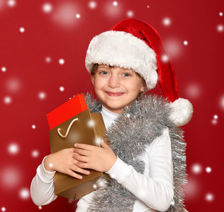 冬天，孩子，圣诞节的理念快乐的女孩，在与圣诞老人的帽子