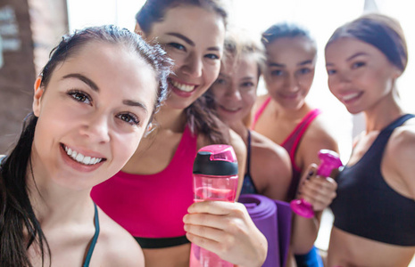 运动妇女的照片或自拍。在健身室或健身房训练后, 组织微笑的女性。健身, 体育概念。瑜伽课