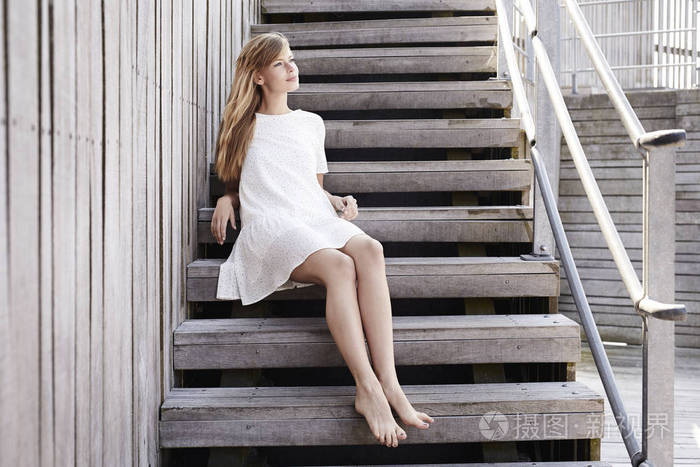 赤脚美丽的女人