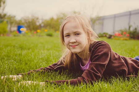 女孩躺在绿色的草地上笑着笑着