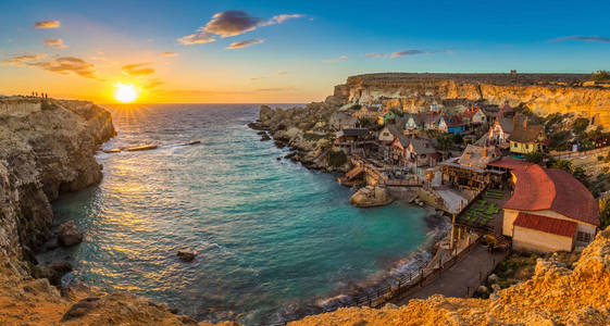 白细胞介素瓦莱塔，马耳他著名的大力水手村庄在锚湾全景看日落