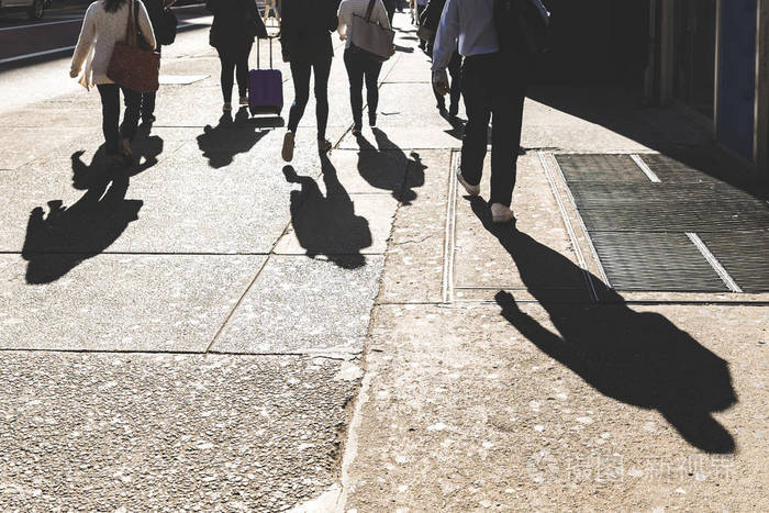 在纽约第五大道漫步的人们的影子