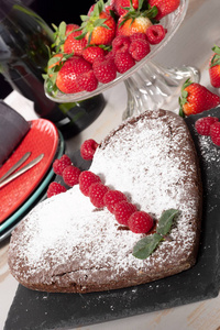草莓心形巧克力蛋糕