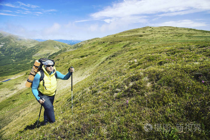 带着背包和帐篷夏天登山活动
