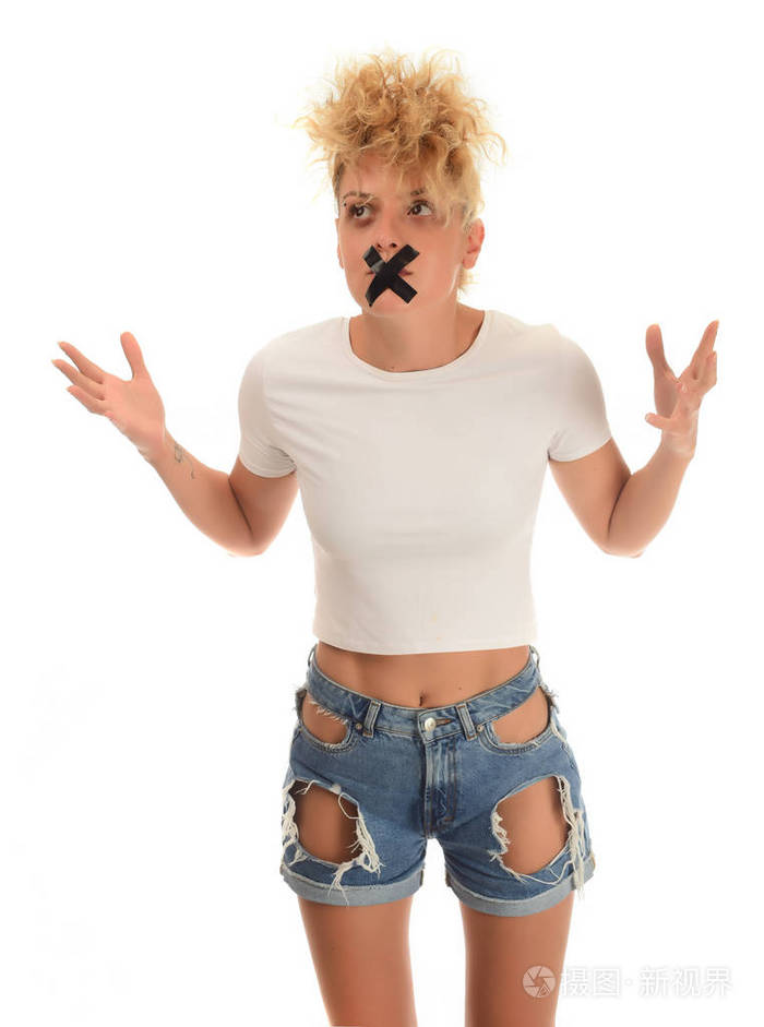 年轻有魅力的女人的肖像嘴和嘴唇用胶带封住在白色背景上被隔离