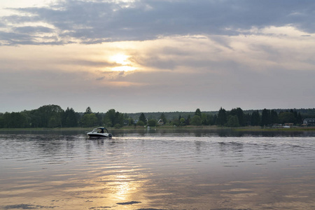 日落在 Narew 河