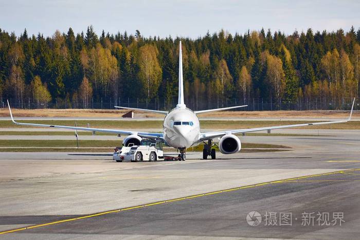 客机在机场滑行道