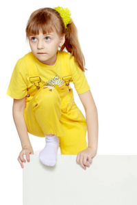 短的刘海，她的头部和明亮的黄色工作服的女孩