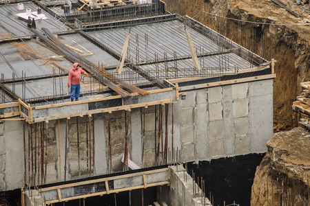 在一个建筑工地工作的工人