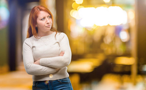 美丽的年轻红发女人恼怒和愤怒表达消极的情绪, 与某人在晚上恼火