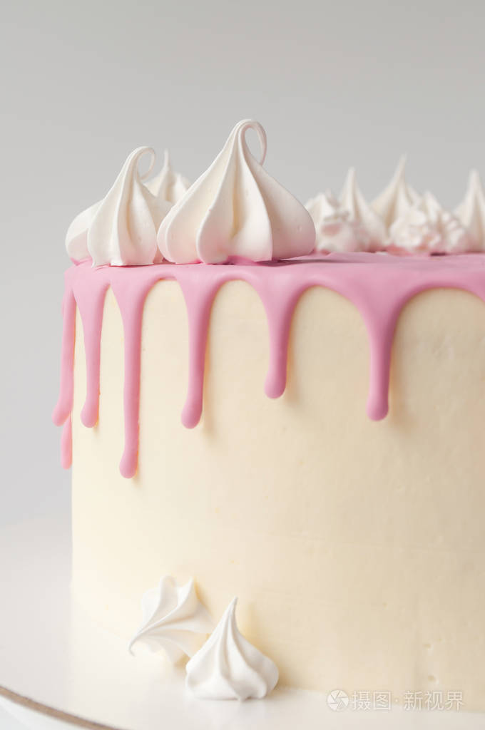 生日粉红色蛋糕女孩, 装饰在白色背景下的蛋白酥饼饼干