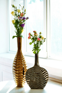 美丽的春天鲜花插在花瓶里的窗口背景