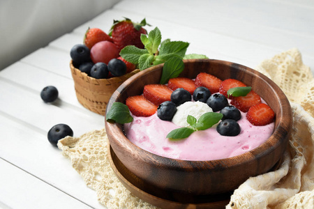 健康的夏日早餐甜点的想法。碗里的冰沙