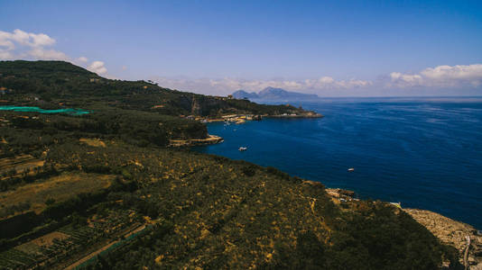 风景优美的意大利海岸线观是从空中