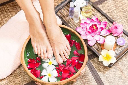 泰国女性足疗温泉水疗及产品.选择和软 focu照片