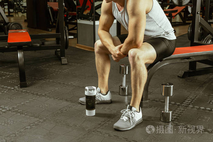 在当地健身房锻炼的男人