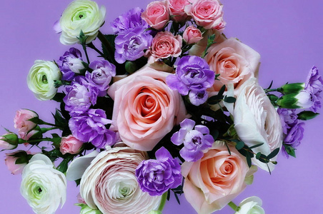 一束淡粉色玫瑰, 石龙芮花和小紫罗兰花。美丽的假期背景