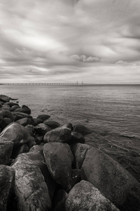 岩石 大海和厄勒海峡大桥