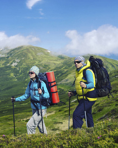 带着背包和帐篷夏天登山活动图片