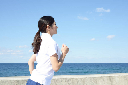 年轻女子在海边慢跑