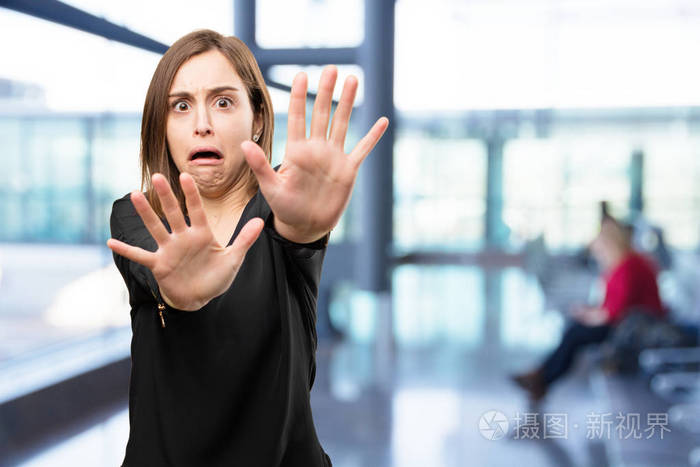 与害怕表达惊讶漂亮女人