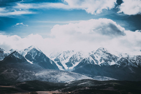 云下美丽的山脉。积雪的岩石峰。阿尔泰山谷之山观