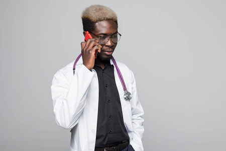 英俊的非洲裔美国医生谈论手机上的灰色隔离