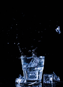 玻璃与水和冰的多维数据集，在黑色的背景