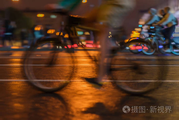 骑自行车的剪影在城市车行道 夜轻 散景 轮子和腿的特写 抽象 运动模糊 为现代背景照片 正版商用图片0o2qmp 摄图新视界 骑自行车的剪影在城市车行道 夜轻 散景 轮子和腿的特写 抽象 运动模糊 为现代背景照片 正版商用图片0o2qmp 摄图新视界