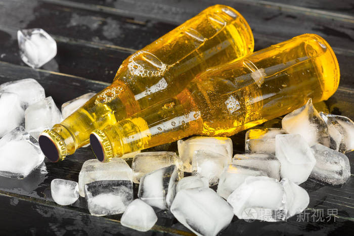 瓶冷和新鲜啤酒加冰