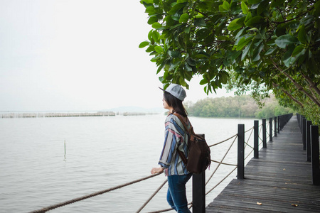 旅游背景美丽的年轻女子独自站在桥上