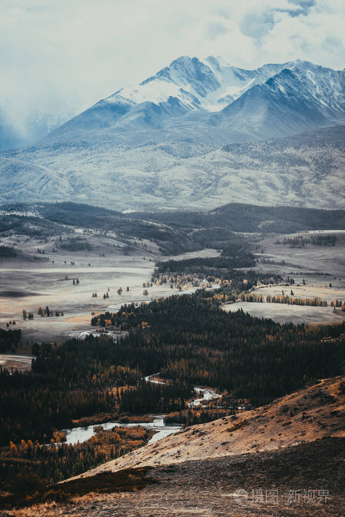 云下美丽的山脉。积雪的岩石峰。阿尔泰山谷之山观