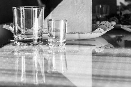 宴会桌上有白兰地的空杯子