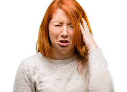 美丽的年轻的红发女人哭郁闷悲伤表达悲伤的情感孤立的白色背景照片