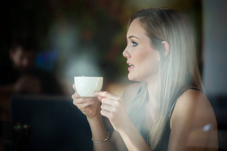 喝咖啡的女性模型