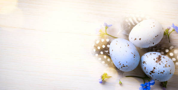 复活节快乐复活节彩蛋与春天的假期背景